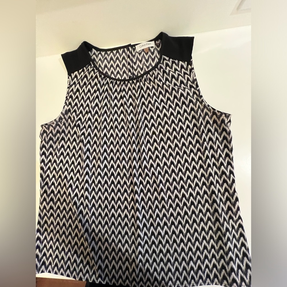 CALVIN KLEIN PULLOVER, WITH BACK SNAP OPENING.
